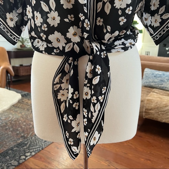 MAX STUDIO *NWOT* V-neck tie front short sleeve floral blouse top - Picture 4 of 7